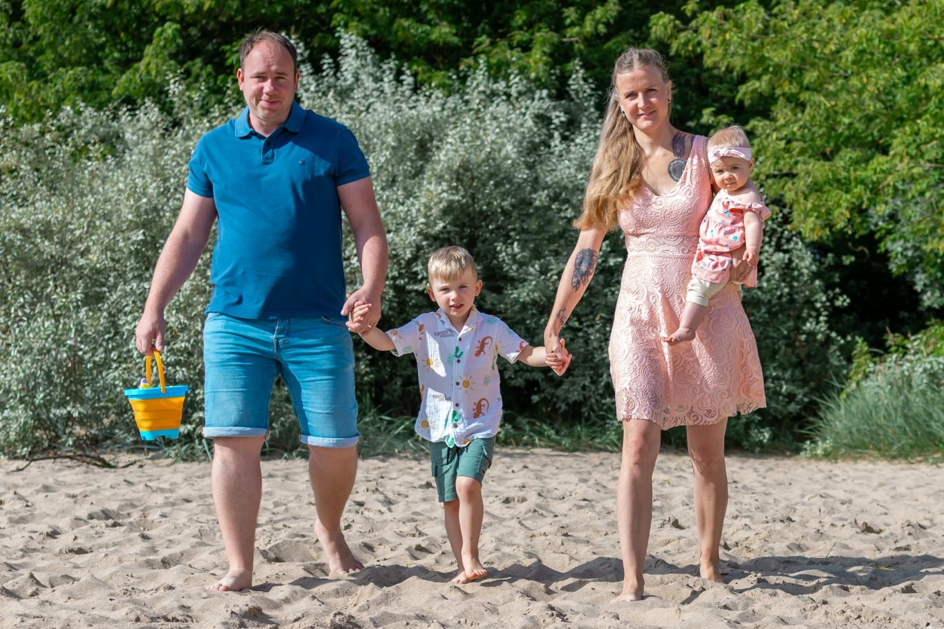 Familie am Strand. Eltern mit zwei Kindern.